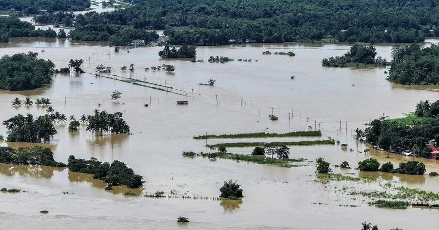 Tropical storm kills seven in the Philippines, thousands displaced