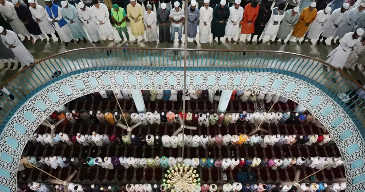 Thousands of Muslims throng Baitul Mukarram for 1st Friday prayers of Ramadan