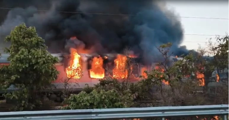 Fire breaks out on Delhi-bound Rajdhani Express in Madhya Pradesh