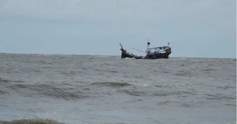 Trawler sinks in rough sea, 9 fishermen rescued