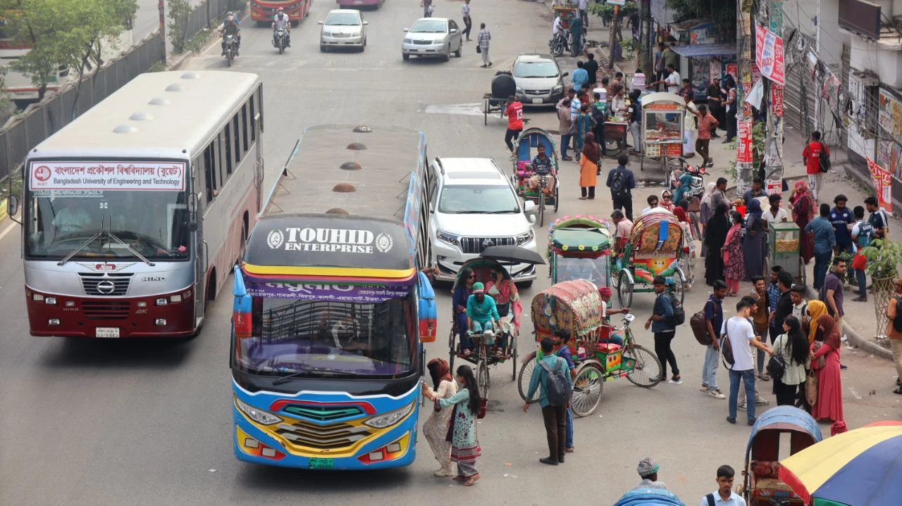 Unregulated bus halts add to Dhaka’s traffic woes