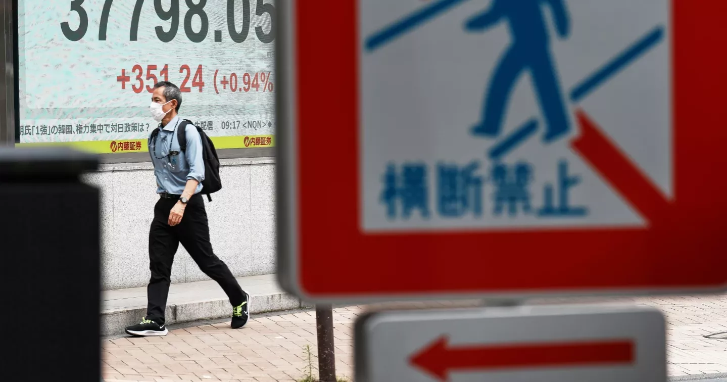 Asian shares shoot higher as US stocks inch toward their records