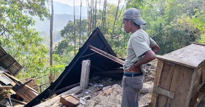 Magnitude 7.7 earthquake hits Indonesia, killing at least two