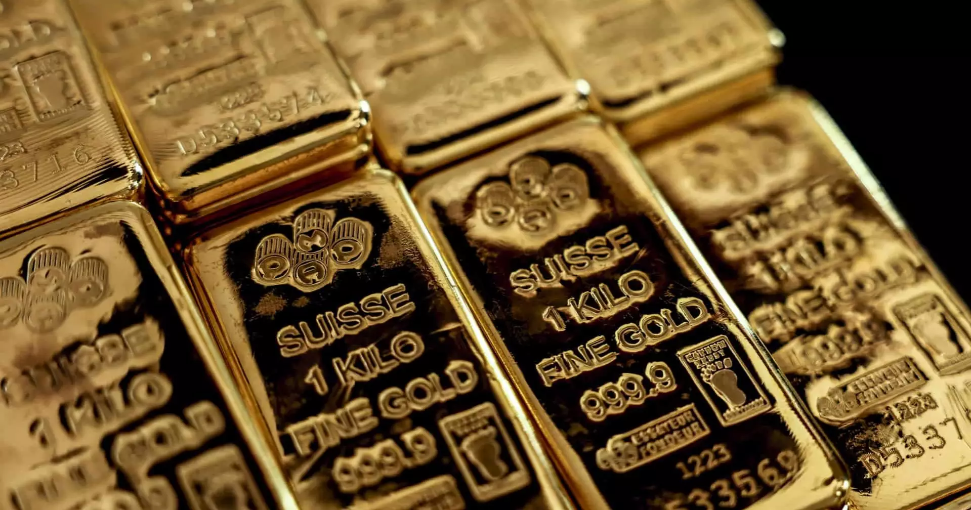 Gold price falls below Tk 2 lakh per bhori after fourth consecutive cut