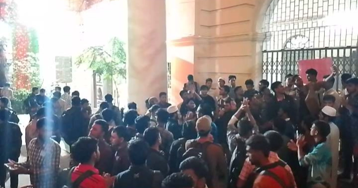 As-Sunnah Hall students of JnU confine vice-chancellor, treasurer for 9 hours demanding special scholarship