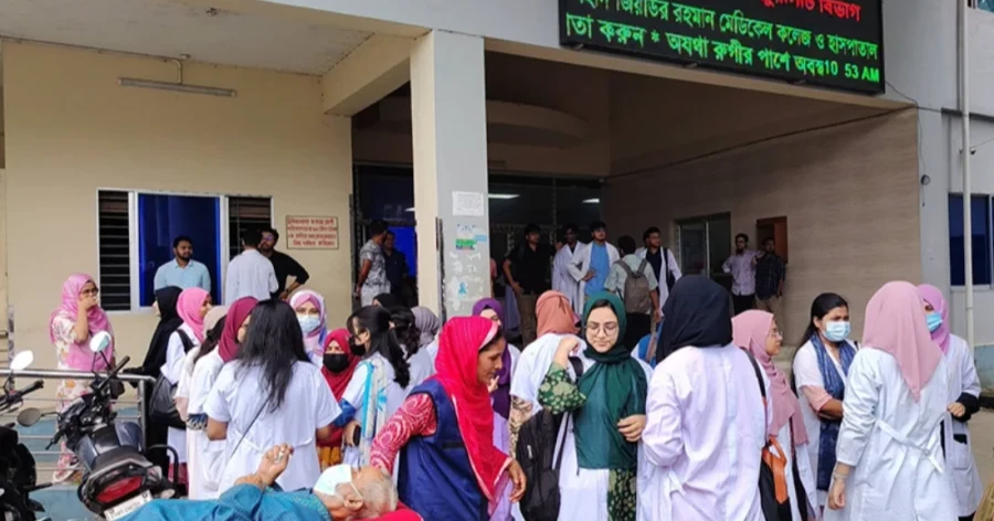 Intern doctors withdraw work abstention at Bogura hospital after 5 JCD leaders expelled for attacking them