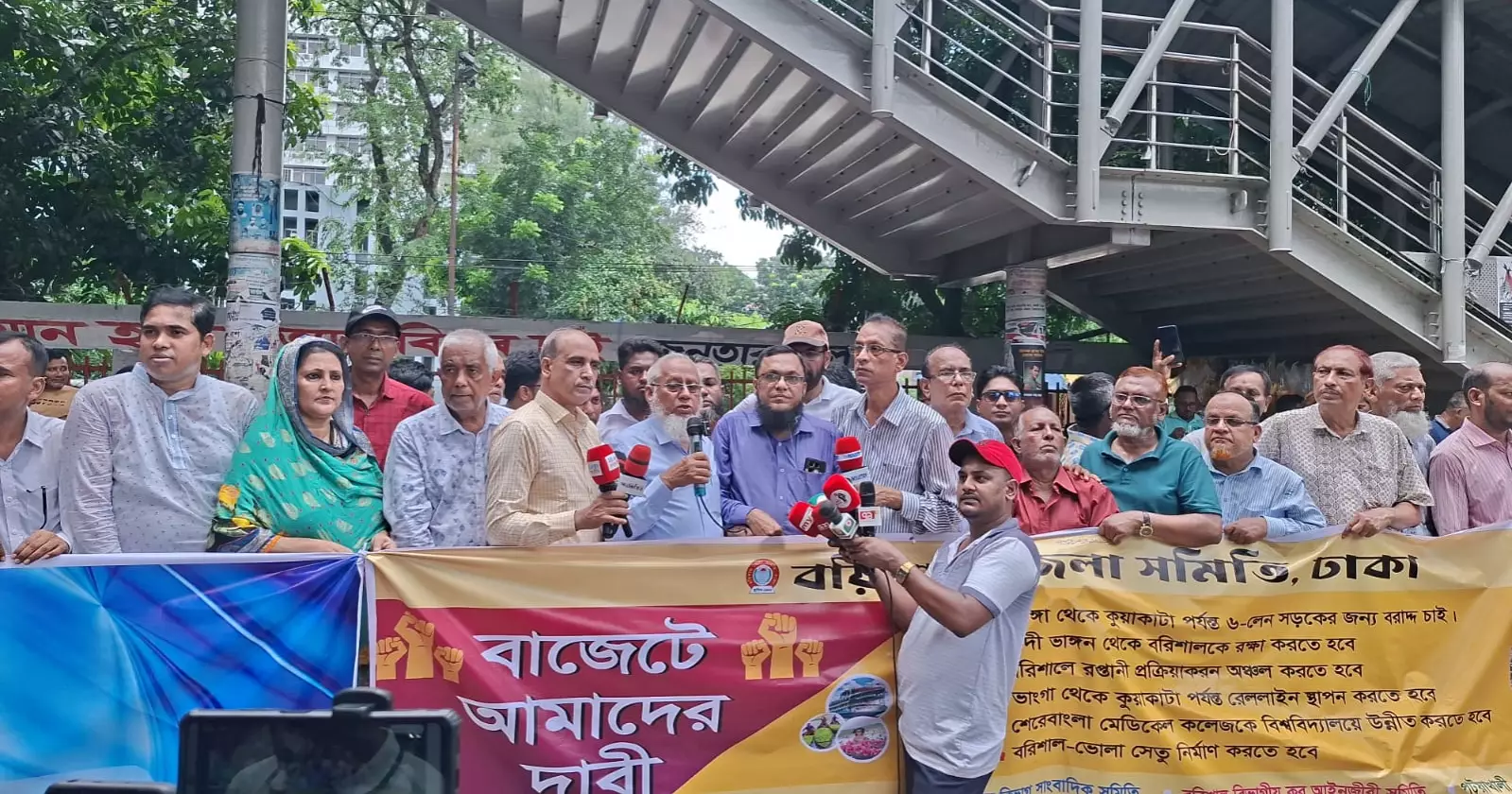 Human chain demands six-lane highway from Bhanga to Kuakata