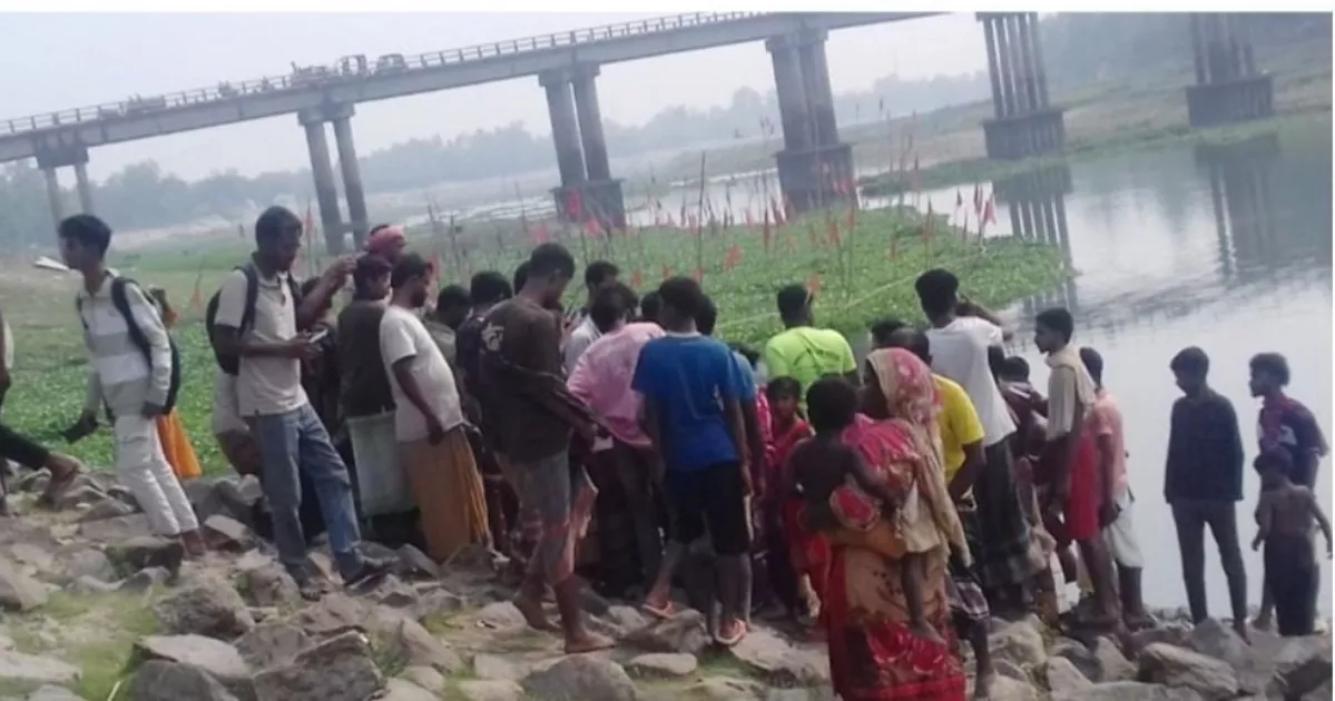 Two cousins run over by train while taking selfie in Sirajganj