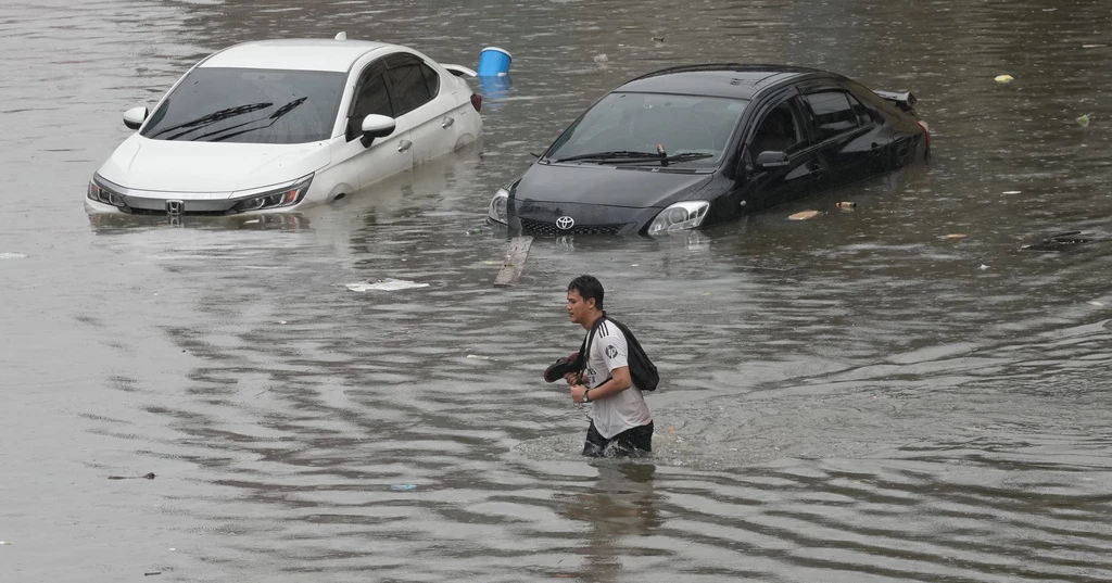 Heavy rain floods Bangkok, disrupts traffic and forces thousands to evacuate
