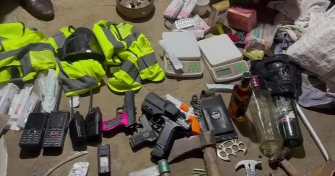 3 robbers held with arms in Jashore