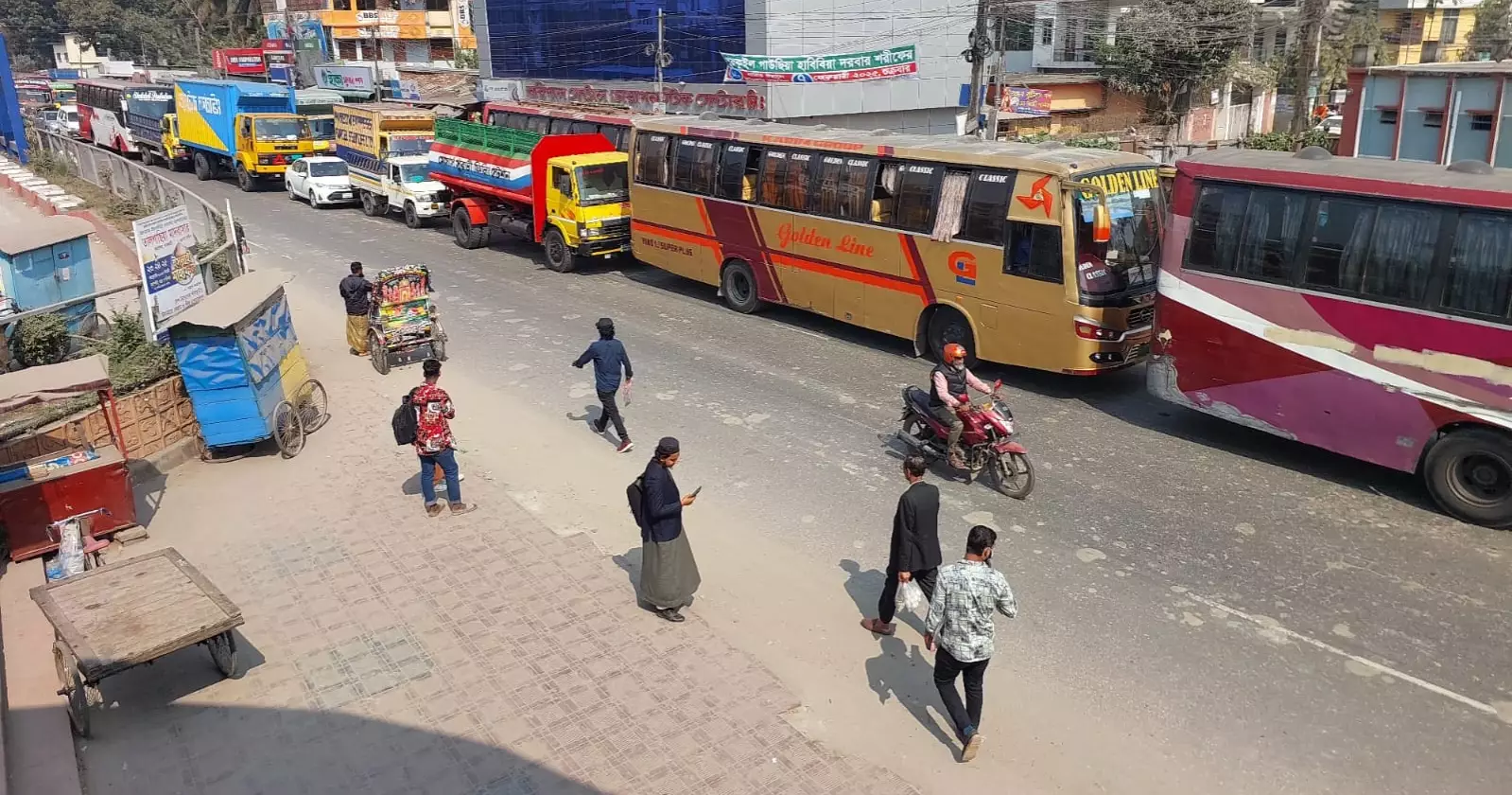 Fruit traders’ protest disrupts traffic on Dhaka-Barishal highway