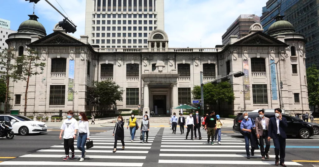 South Korea's cenbank cuts borrowing costs to nurse sluggish economy