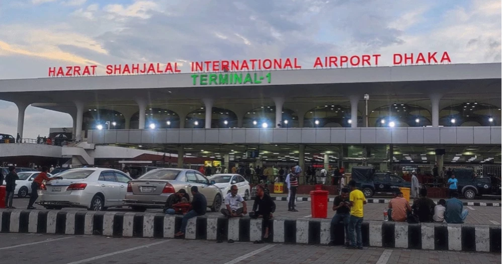 7 detained with gold, phones, laptops at Dhaka airport