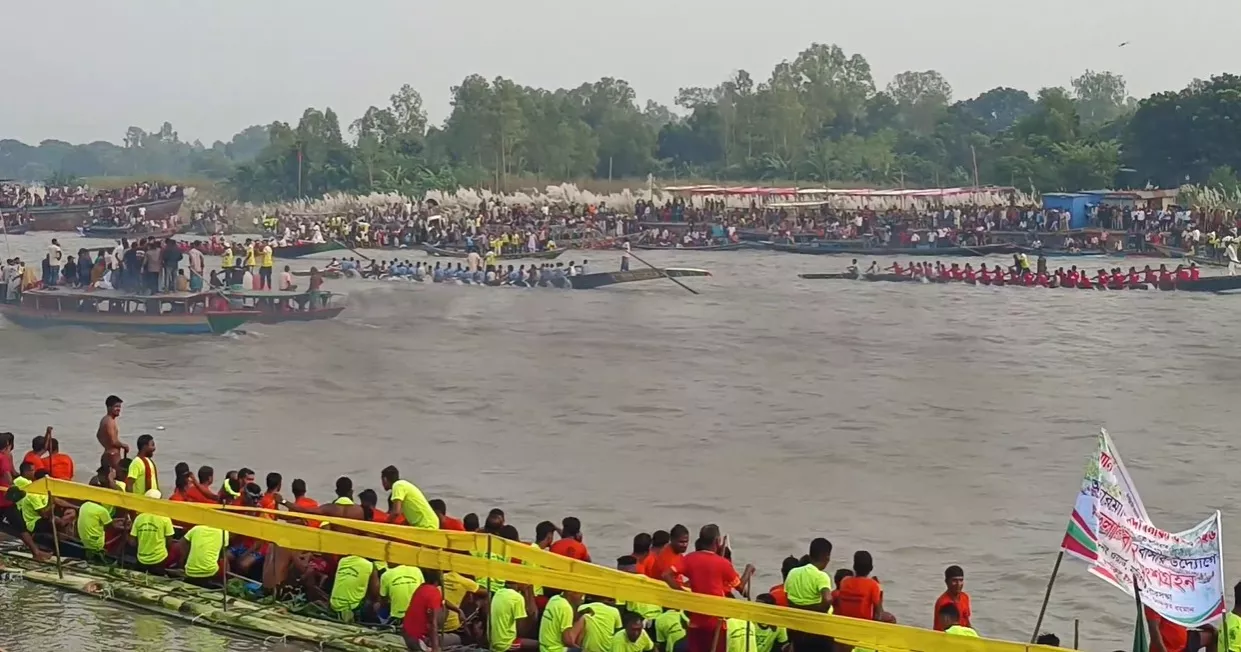 Traditional boat race draws thousands in Manikganj