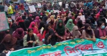 Commuters suffer as polytechnic students block highway in Gazipur