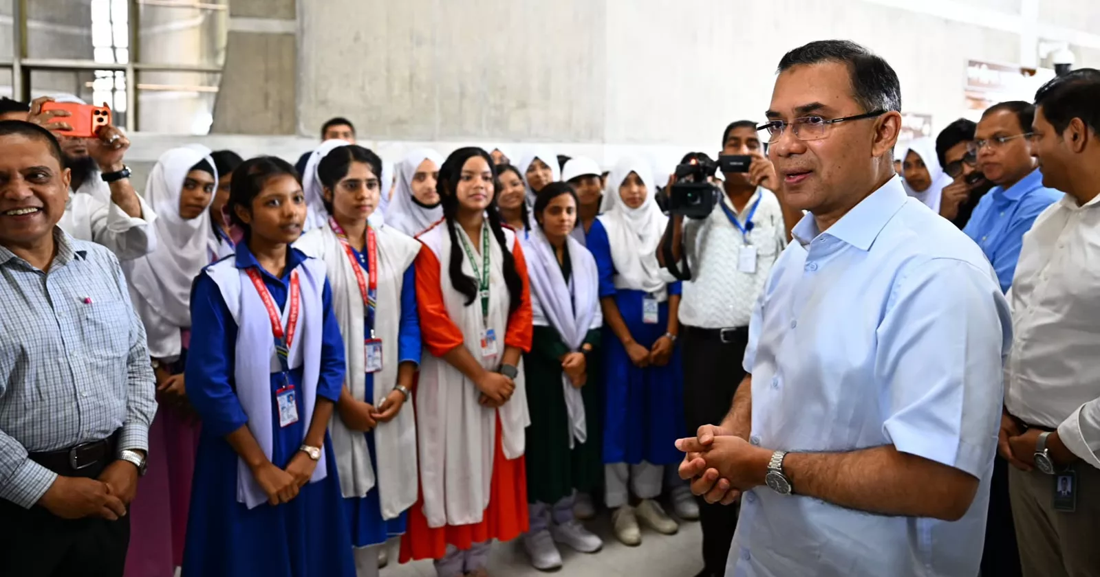 PM urges students to equip themselves for greater role in nation-building