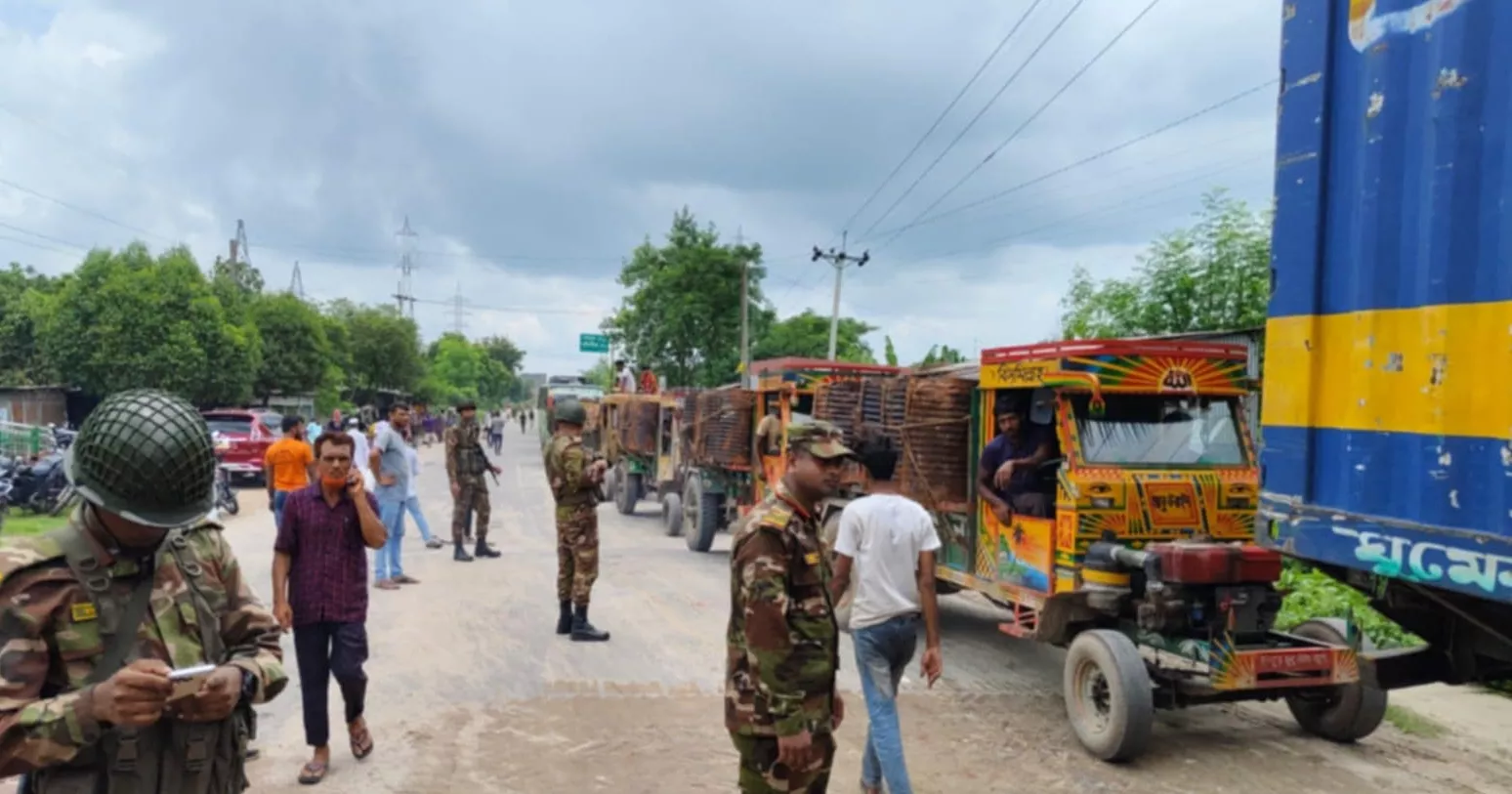 Traffic movement on Kushtia-Rajbari regional highway halted for 2 hrs