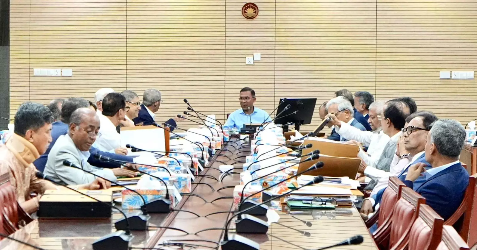 PM chairs cabinet meeting at Secretariat