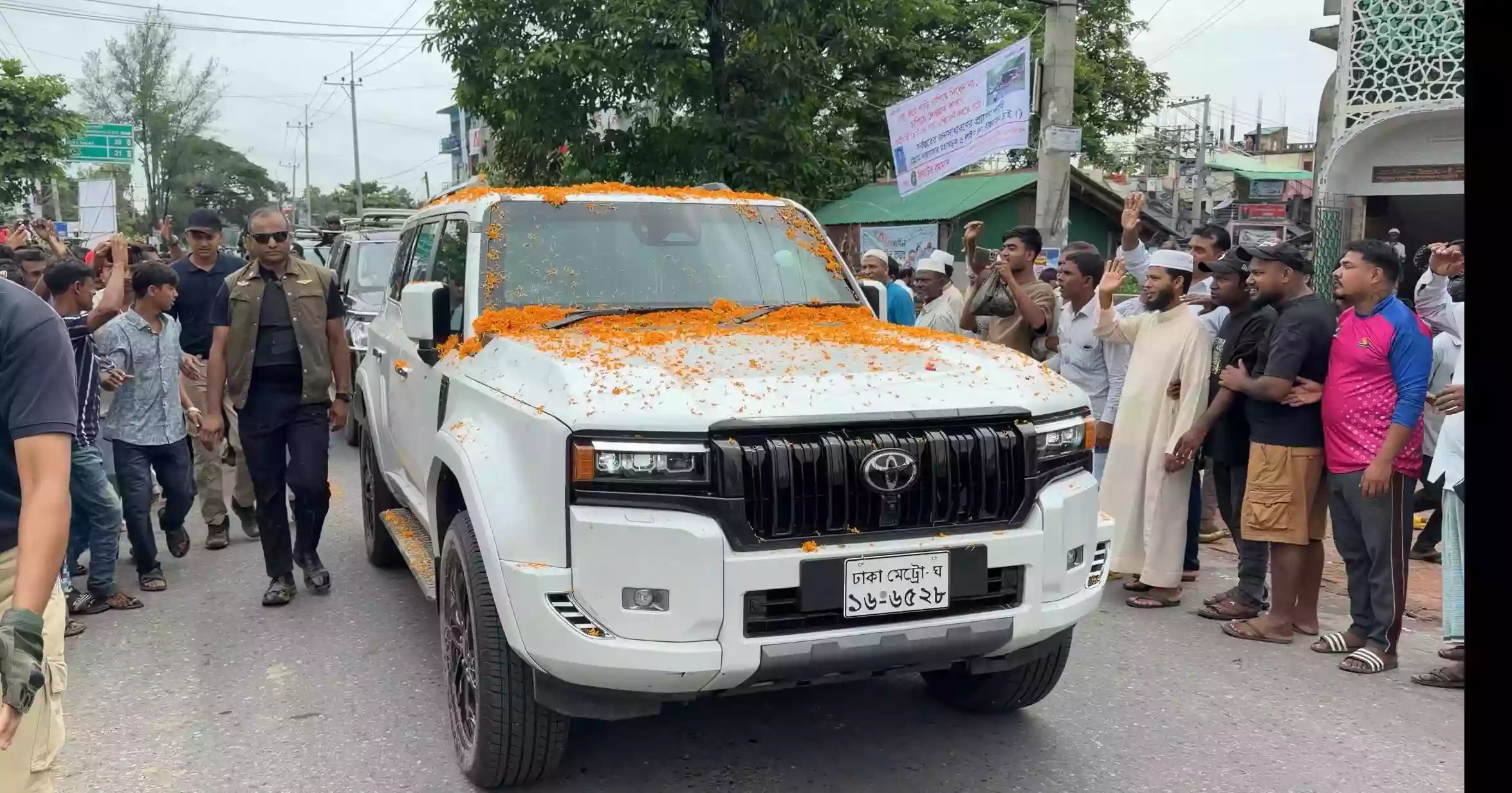 PM drives himself to canal re-excavation site after arriving in Cox’s Bazar