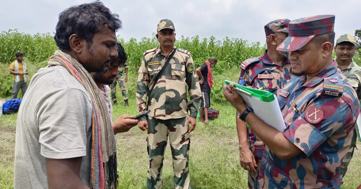 BSF hands over 17 Bangladeshi nationals