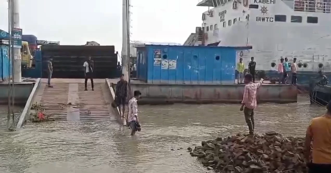 Bad weather halts launch, sea-truck movement on 10 Bhola routes