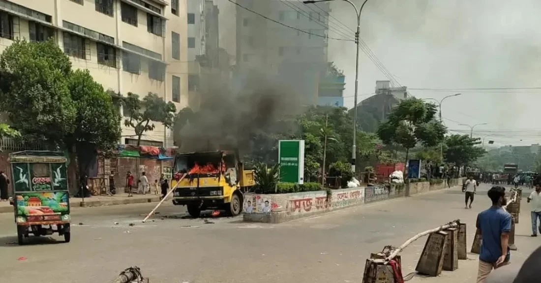 Hawkers clash with DNCC officials during eviction drive at Mirpur