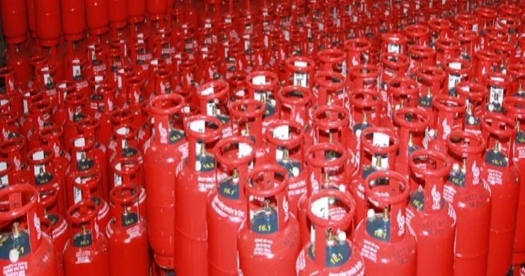 Price of 12kg LPG cylinder cut by Tk26 to Tk1,215