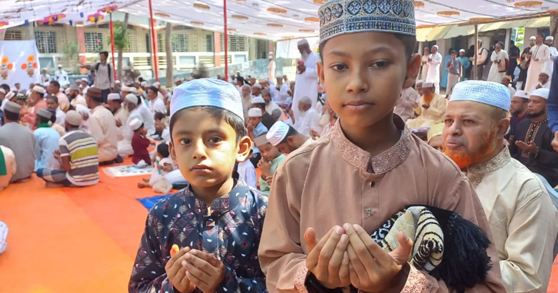 Thousands in Bangladesh celebrate Eid-ul-Fitr along with Saudi Arabia