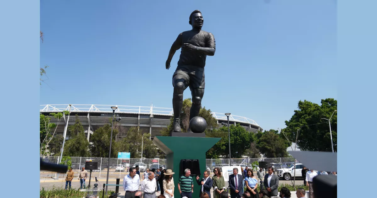 Towering Pelé statue unveiled in Guadalajara ahead of WC