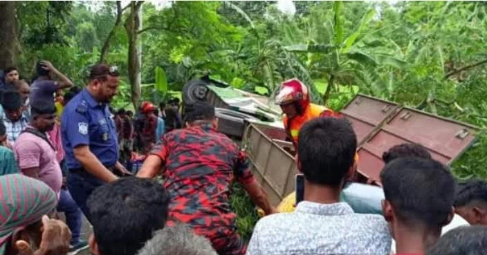 3 killed, 15 injured in Magura road crash