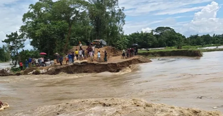 Khoyai embankment breach leaves 5,000 people waterlogged in Habiganj