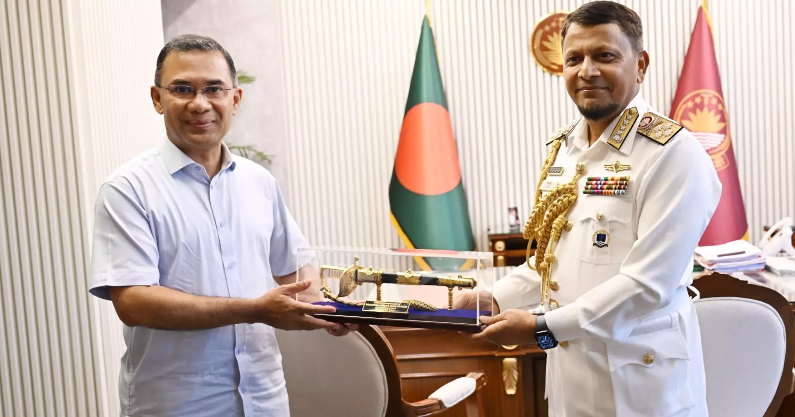 Outgoing Navy chief pays farewell call on PM