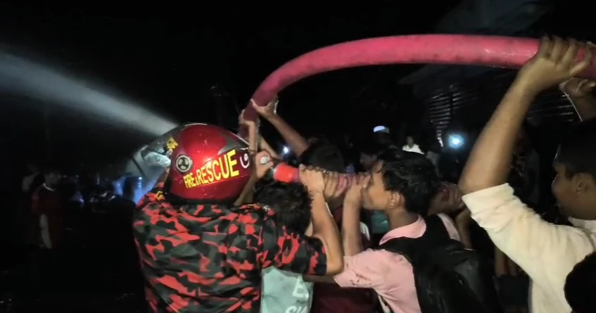 Four injured as fire rips through oil warehouses, shops in Bhola