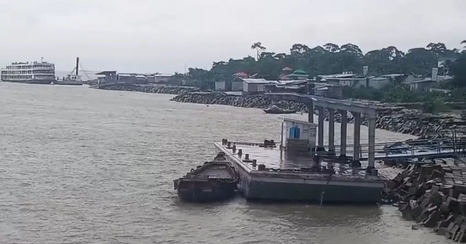 Adverse weather halts launch service for fourth day in Bhola