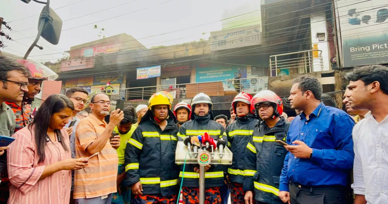 Fire breaks out at market in Bijoy Sarani, 10 firefighter units bring it under control