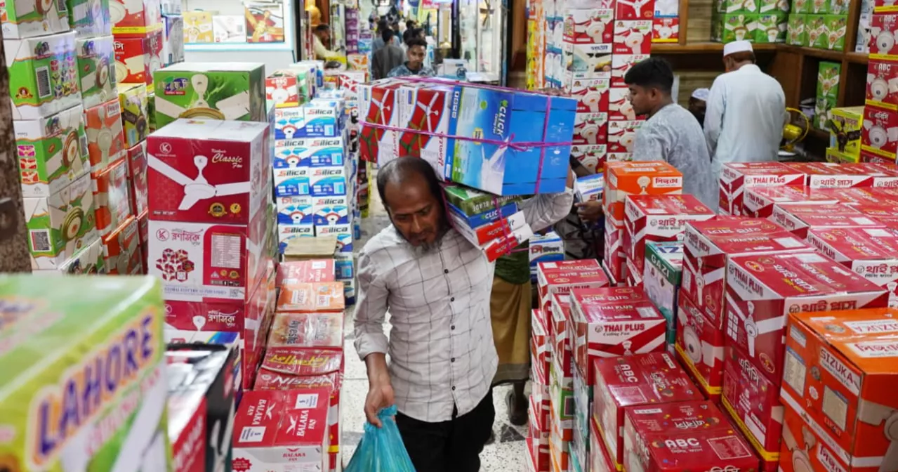 Scorching heat drives brisk fan sales in Nawabpur markets
