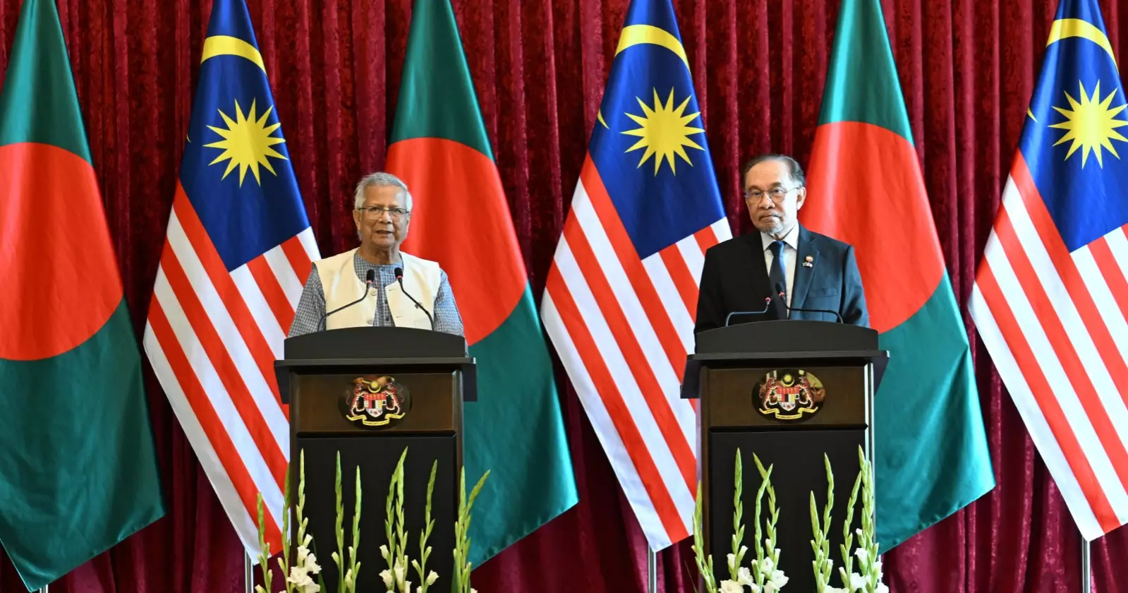 Prof Yunus seeks Malaysia’s support in resolving Rohingya crisis