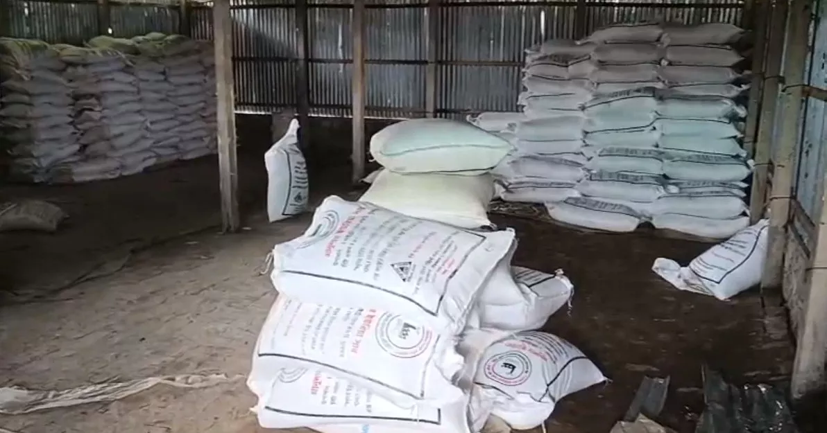Angry farmers in Kurigram break into dealer's warehouse, 'loot' urea they had paid for
