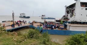 Eid holidaymakers start returning to Dhaka via Paturia ferry ghat