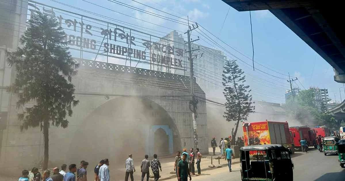 Fire breaks out at Chattogram shopping complex