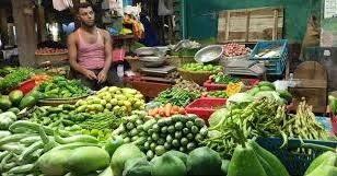 Prices of essentials jump in Khulna kitchen markets amid rains