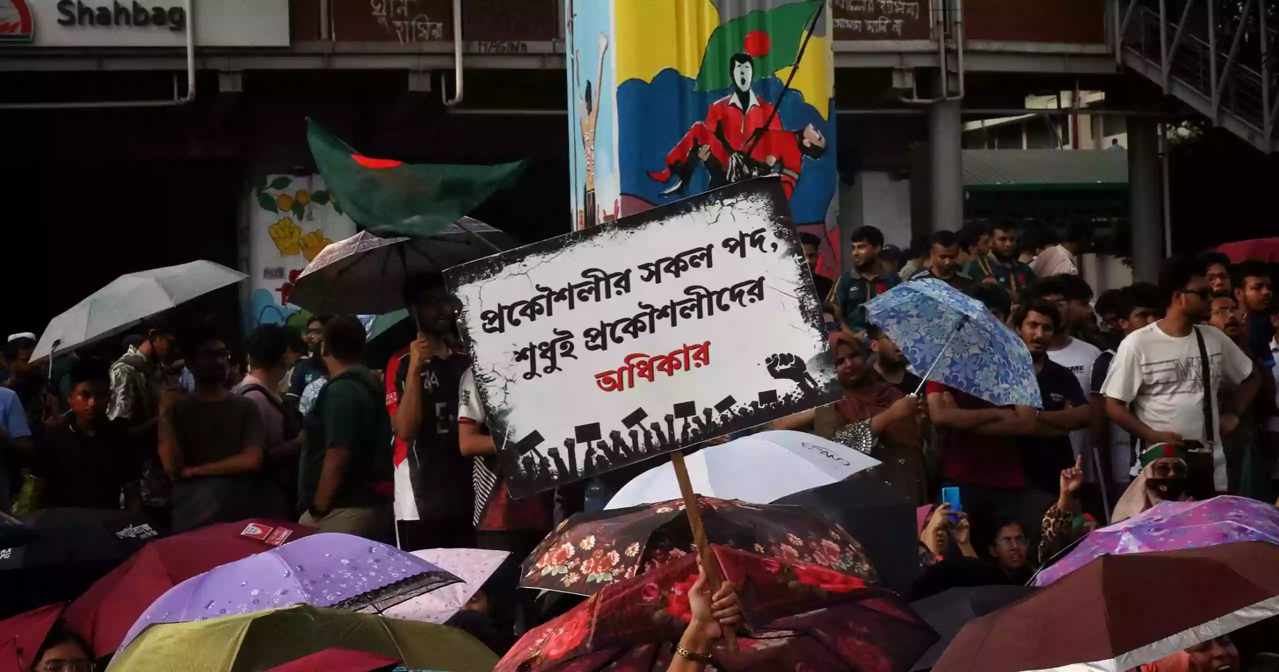 Buet students block Shahbagh over 3 demands
