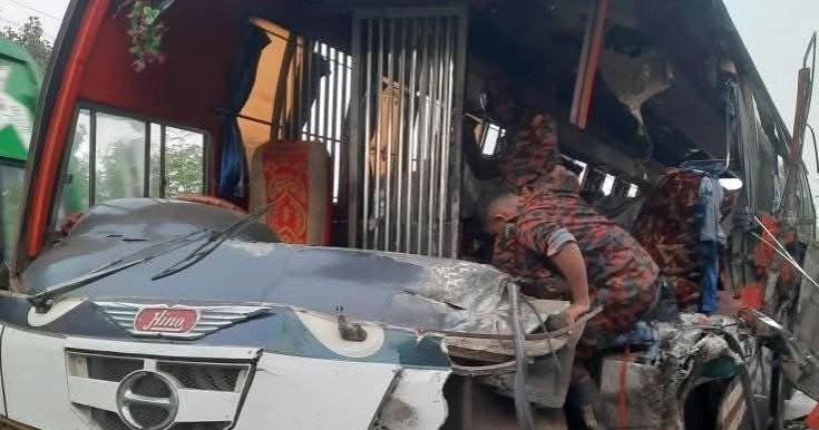 5 dead, 15 injured in Dinajpur road crash 