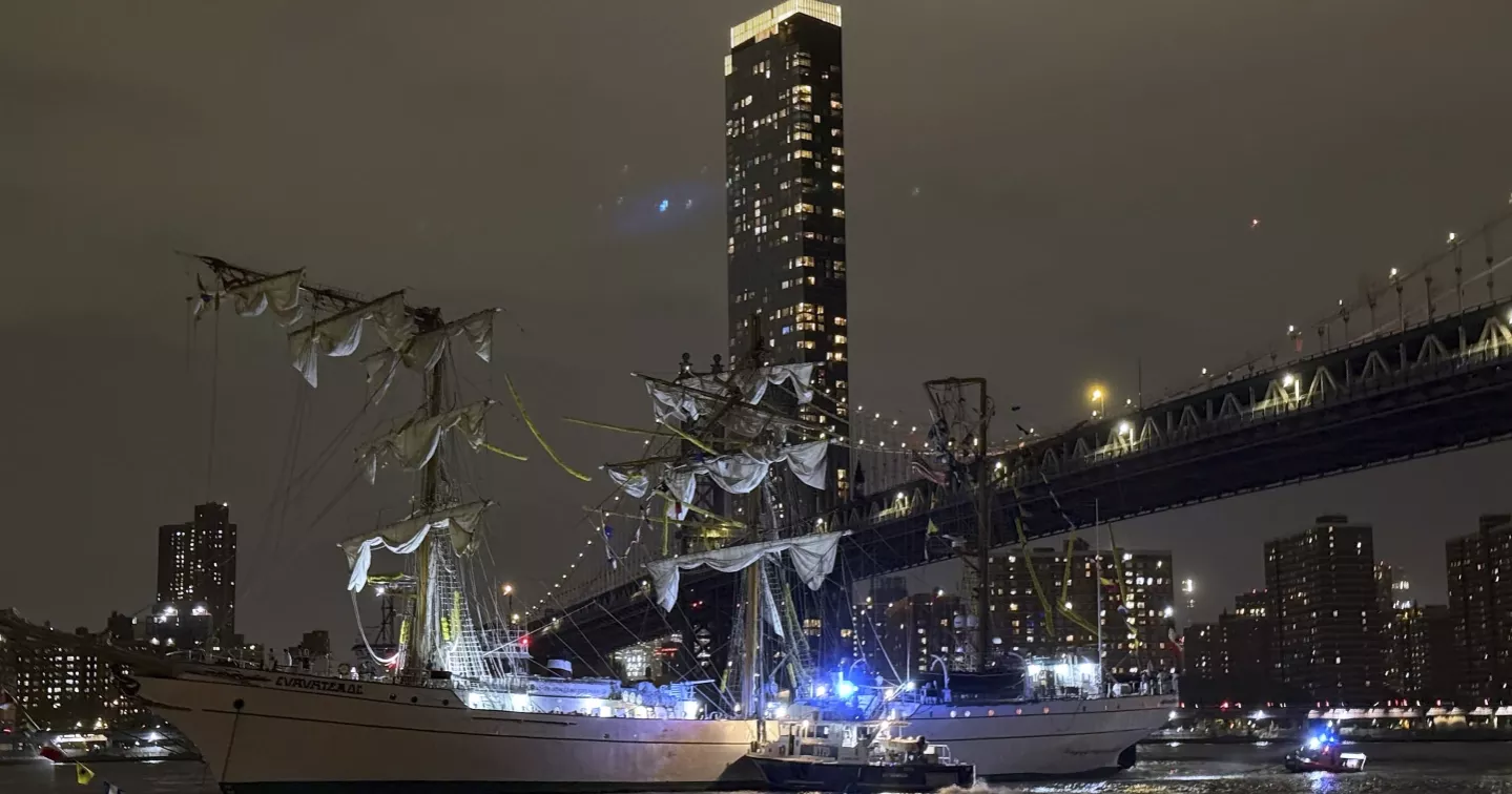 Mexican navy tall ship collides with Brooklyn Bridge, masts broken