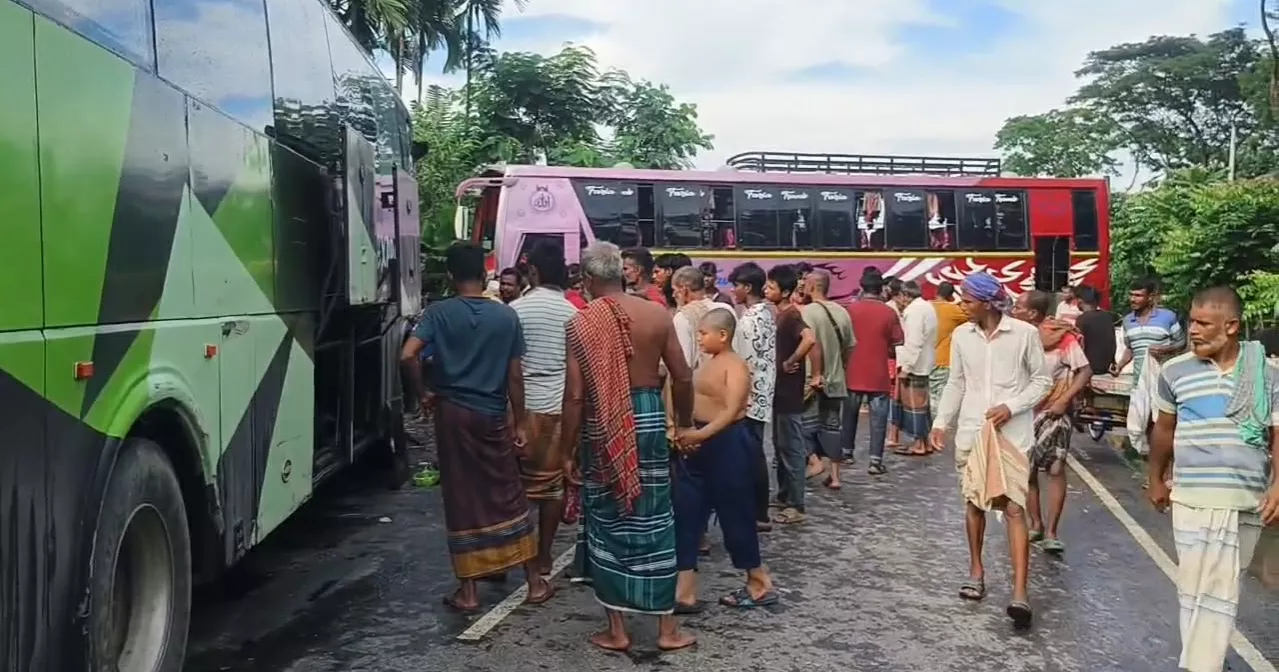 20 injured as two buses collide in Faridpur