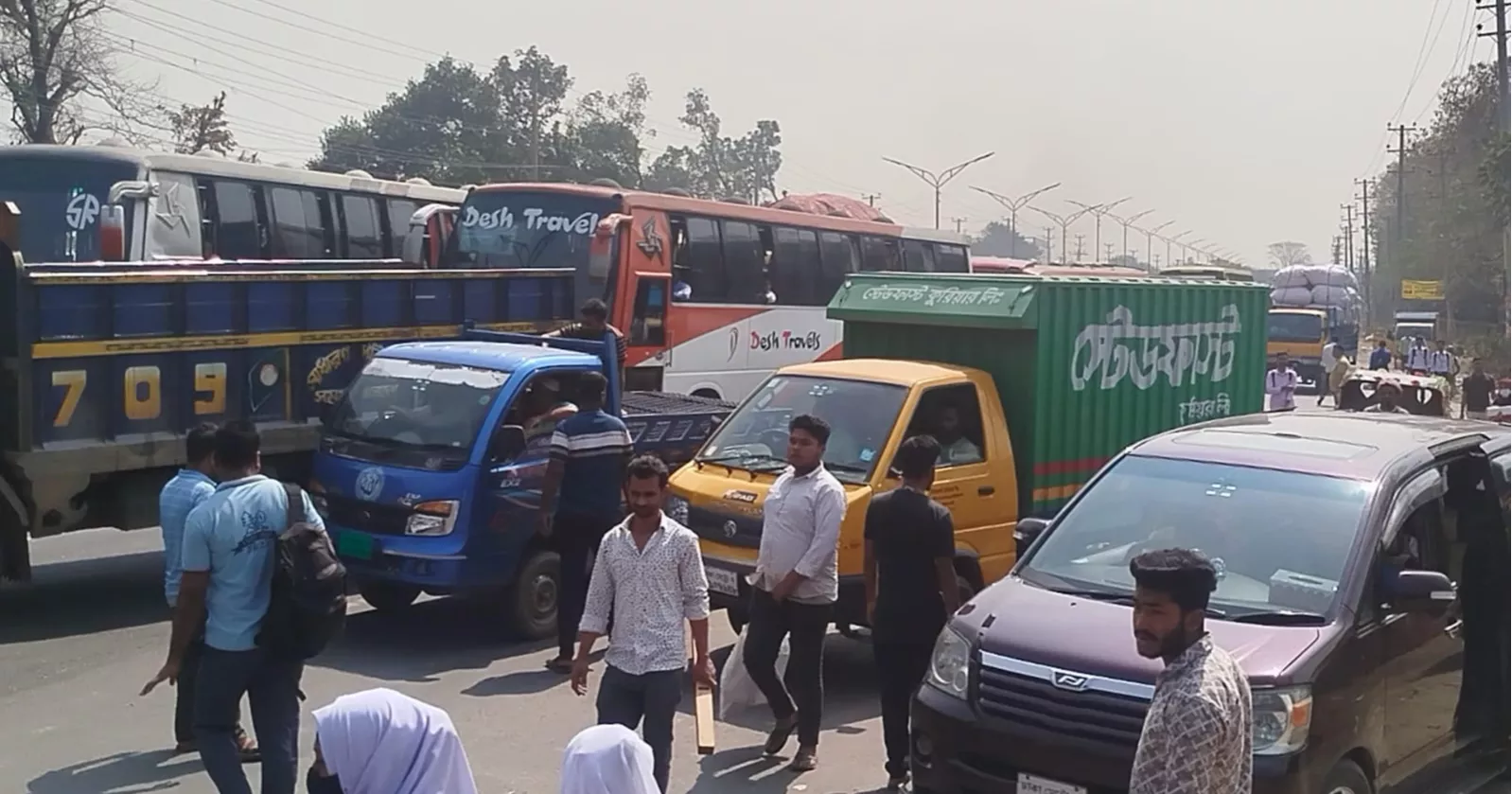 JU students block Dhaka-Aricha highway demanding  Home Adviser’s resignation