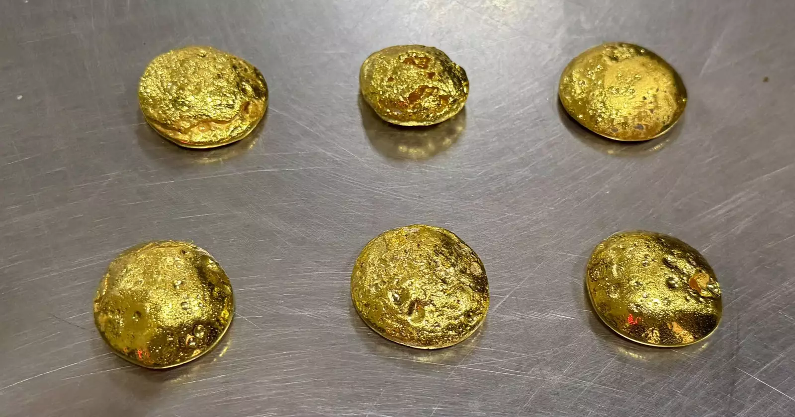 531g gold seized from passenger at Chattogram airport