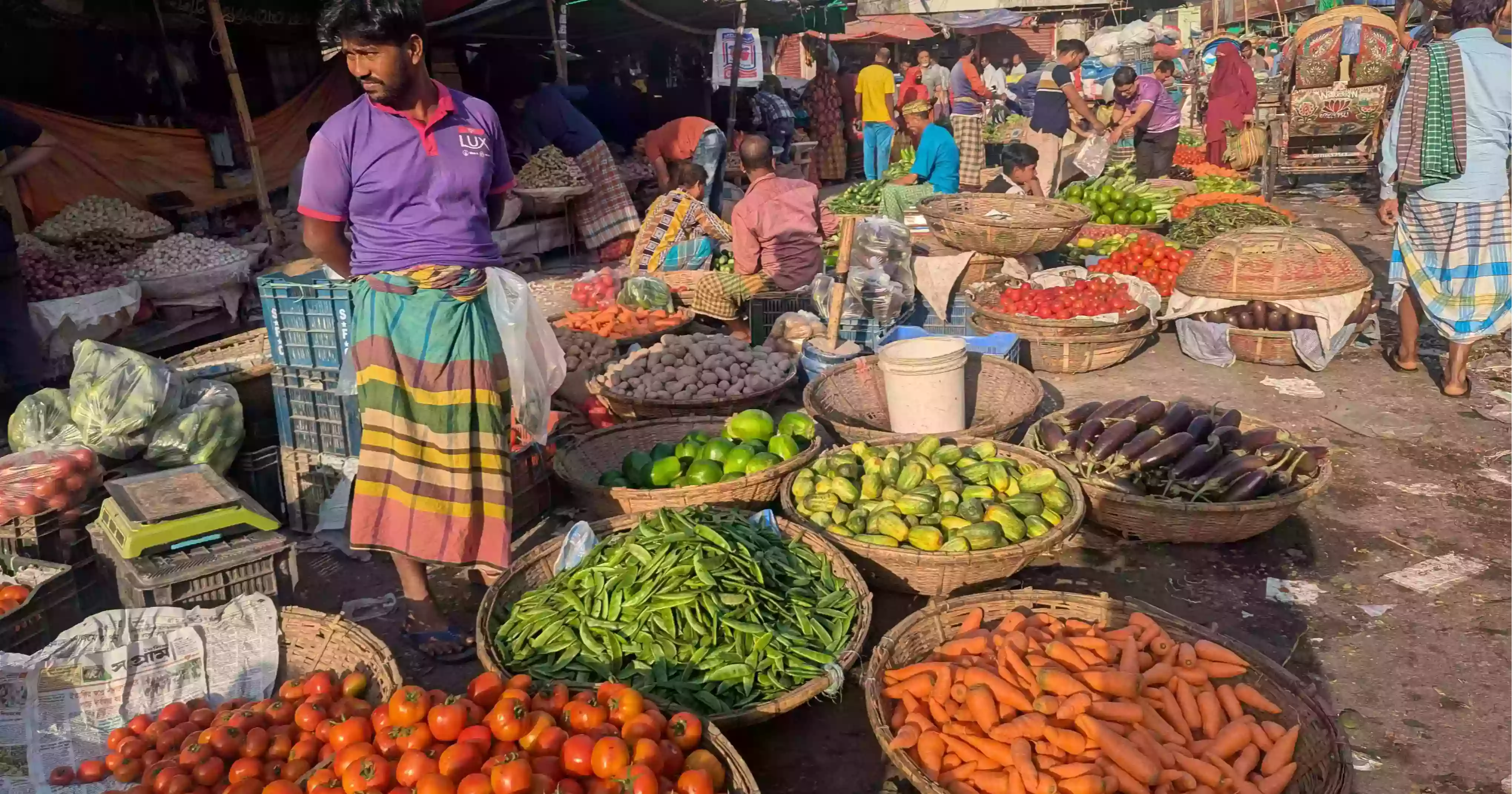 Vegetable prices soar in Dhaka's kitchen markets; no item below Tk 80