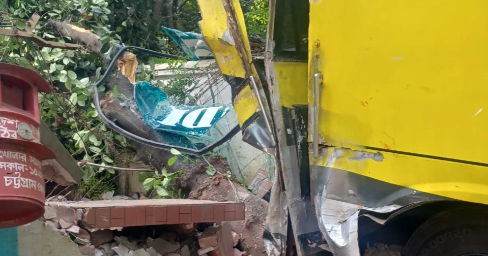 20 cops injured as bus loses control inside CMP headquarters