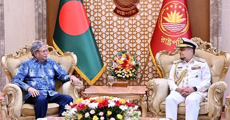 Outgoing Navy chief pays farewell call on President